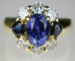 Sapphire & diamond cluster ring in 18ct yellow gold