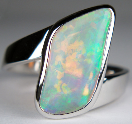 Crystal opal ring in 18ct white gold - Beautiful 2.5ct carved light crystal opal from Coober Pedy, Australia, rubover set in twist style 18ct white gold ring