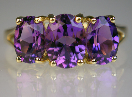Amethyst three stone ring  - Superb colour rich purple oval 3 stone amethyst ring in 9ct yellow gold
