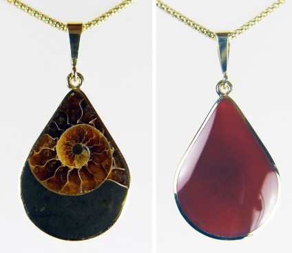 Ammonite & carnelian pendant in gold - Unusual reversible ammonite and carnelian cabochon drop shaped pendant in 9ct yellow gold