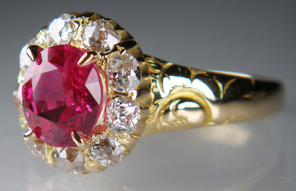Ruby & diamond antique ring in 18ct yellow gold - Vivid coloured pinkish oval natural ruby weighing approximately 1.6ct surrounded by a halo of at least 1ct of old cut diamonds. Ring in 18ct yellow gold. Size R.
