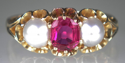 Ruby and pearl antique ring in 18ct yellow gold - Strikingly pretty ruby and natural pearl ring in 18ct ywlow gold. Ring is antique with a pinkish cushion cut ruby. Ring size P