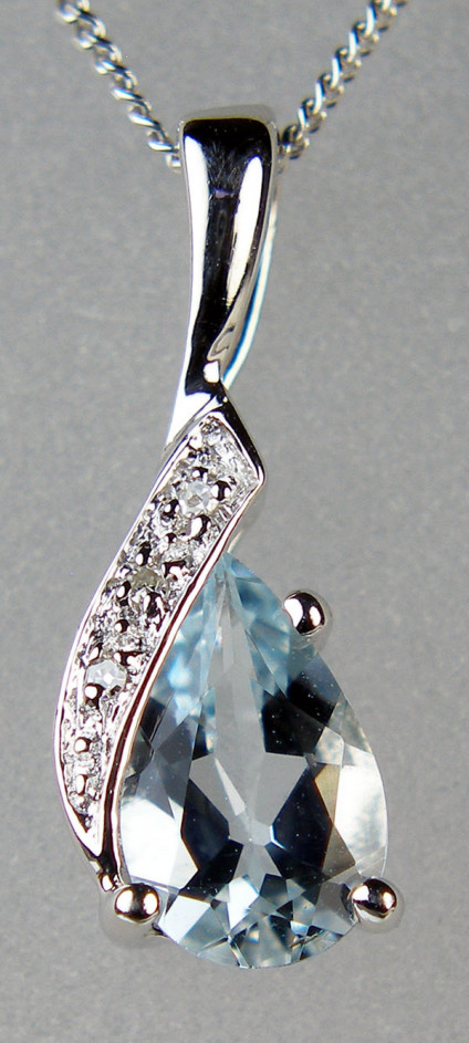 Aquamarine & diamond pendant in 9ct white gold - Delicate aquamarine & diamond pendant in 9ct white gold suspended from an 18" 9ct white gold chain