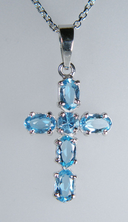 Aquamarine cross in 14ct white gold - Pretty cross consisting of 6 aquamarines claw set in 14ct white gold. Cross is 28mm, long and 12mm wide.