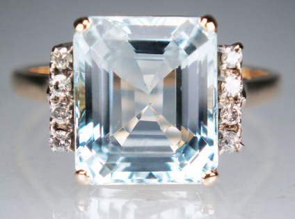 Aquamarine & diamond ring in 9ct gold - Secondhand aquamarine & diamond ring in 9ct yellow gold