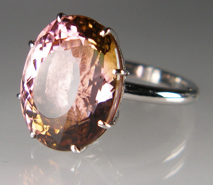 Bicolour tourmaline ring in platinum - Spectacular 20.21ct bicolour tourmaline displaying pronounced birefringence, mounted in a handmade platinum ring