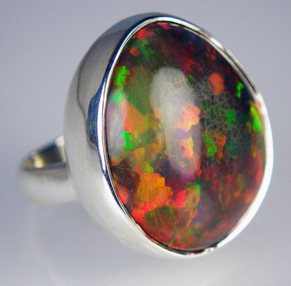 Ethiopian opal ring in silver - Striking 12.61ct Ethiopian opal cabochon set in silver ring