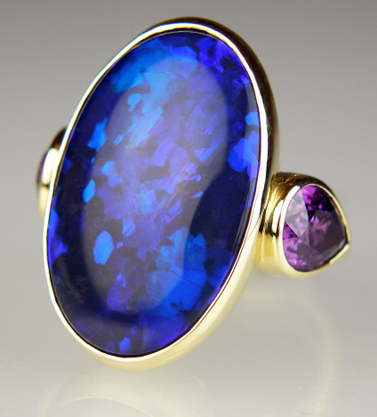 Black opal & purple sapphire ring in yellow gold - Spectacular 14.03ct black Australian opal rubover set with a 3.11ct matched pair of pear cut purple sapphires, all mounted in 18ct yellow gold