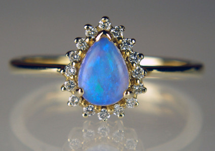 Pear cut black opal & diamond ring in 14ct yellow gold - Beautiful blue pear cut opal set with diamonds in 14ct yellow gold