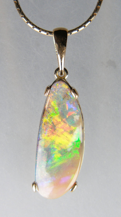 Boulder opal pendant in 18ct yellow gold - Very vibrant boulder opal pendant in 18ct yellow gold