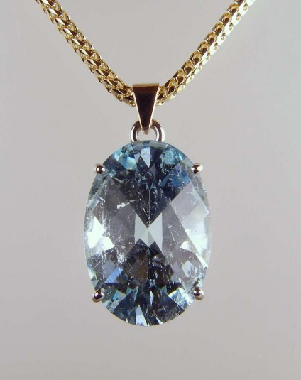 Aquamarine pendant in white & yellow gold - 22.83ct harlequin cut oval aquamarine from Mozambique, set in 9ct white and yellow gold