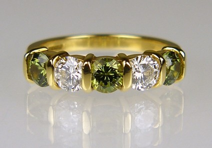 Demantoid garnet & diamond ring - Beautiful sparkling ring set with 1.27ct of round cut Namibian demantoid garnets and 0.70ct of round brilliant cut diamonds G colour VS clarity set in 18ct yellow gold