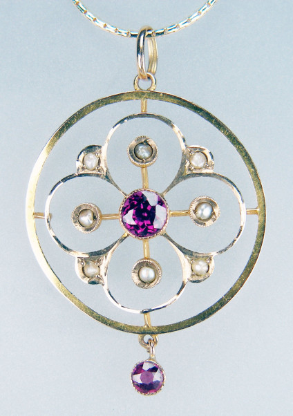 Vintage garnet & seed pearl pendant in 9ct yellow gold - Pretty and delicate pendant in 9ct yellow gold. This piece is late Victorian or early Edwardian and is in excellent condition. The pendant measures 38 x 25mm. The chain is not included in the price.