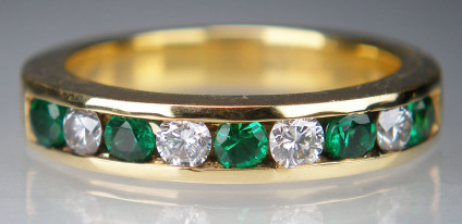 Emerald & diamond ring in 18ct yellow gold - Beautiful channel set green emeralds alternating with brilliant cut diamonds in 18ct yellow gold. Ring size N 1/2