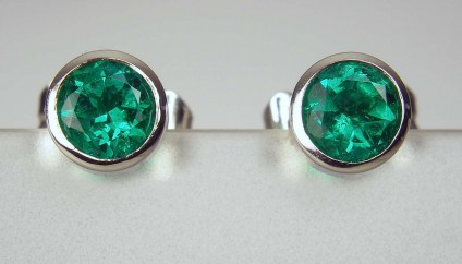 Emerald earstuds - Top quality vivid green, 0.57ct round emerald earstuds in 18ct white gold