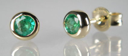 Emerald earstuds in 9ct ywellow gold - 5.5mm diameter earstuds with bright green emeralds rubover set in 9ct yellow gold