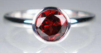 Garnet rubover ring in 9ct white gold - ).96ct round cut red garnet rubover set in 9ct white gold, ring size L
