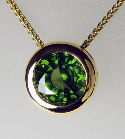 Green zircon pendant in 18ct yellow gold - 3.05ct round green exceptional quality natural zircon, rubover set as a slider style pendant in 18ct yellow gold, and suspended from an 18ct yellow gold spiga chain