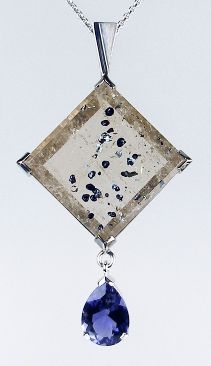 Included quartz & iolite pendant in 9ct white gold - Beautiful unusual quartz with molybdenite inclusions set with a drop shaped faceted iolite and mounted in rhodium and ruthenium plated 9ct white gold as an exquisite pendant