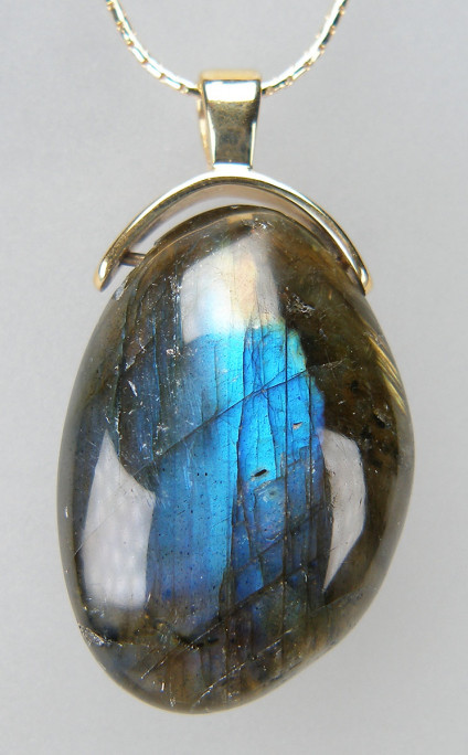 Labradorite polished drop in yellow gold - Polished drilled labradorite drop with magnificent adularescence mounted in 9ct yellow gold. Pendant meaures 35 x 20mm. Price excludes chain.