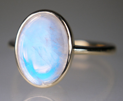 Moonstone ring in yellow gold - Oval moonstone cabochon weighing 4.13ct and set in 18ct yeloow gold ring