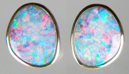 Opal doublet earstuds in 9ct yellow gold - Bright multicoloured opal doublet earstuds in 9ct yellow gold measuring 10 x 13mm