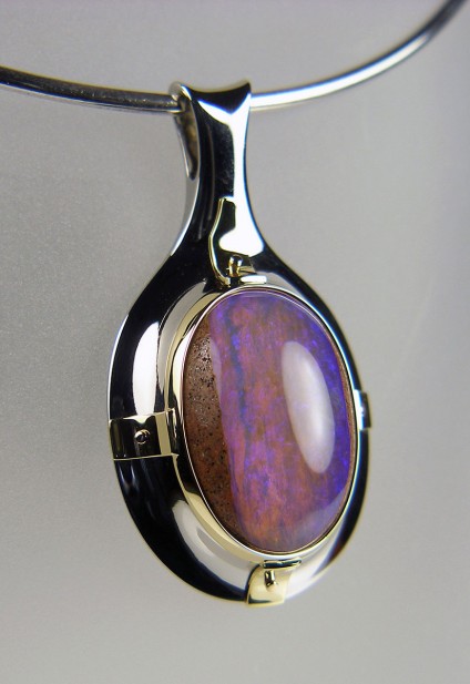 Wood opal pendant in palladium & 18ct yellow gold - 33.30ct dramatic and luminous Australia wood opal (the opal replaced fossilised wood in sandstone) pendant in palladium and 18ct yellow gold mount, suspended from an 18ct yellow gold cable necklet