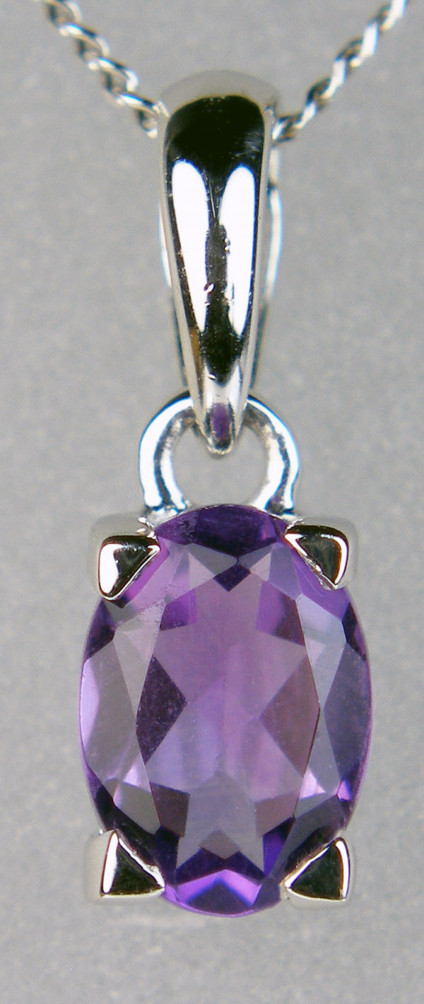 Oval amethyst pendant in 9ct white gold - Amethyst oval cut set in 9ct white gold and suspended from an 18" 9ct white gold chain