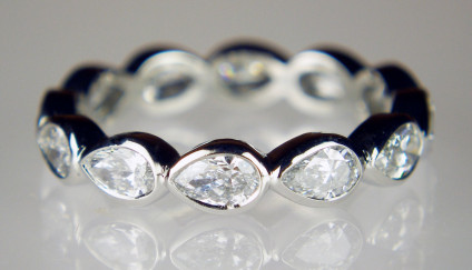 Pear cut diamond eternity ring in platinum - Full set diamond ring in platinum 950. With 1.16ct pear cut diamonds (12) in F colour VS clarity, bezel set.