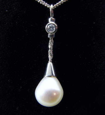 Pearl & diamond pendant in gold - Pearl & diamond pendant 38mm long with 10mm diameter cultured pearl set with 10pt G colour VS clarity diamond in 18ct white gold on 18inch chain.
