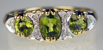 Peridot & diamond ring in 9ct yellow gold - Beautiful Edwardian style ring set with 3 oval cut peridots totalling 0.96ct and 0.03ct round brilliant cut diamonds in 9ct yellow gold