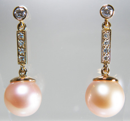 Pink pearl & diamond eardrops in 18ct rose gold - Classy eardrops in 18ct rose gold with fine quality round pink cultured pearls and 