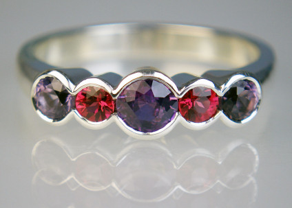 Purple sapphire & spinel ring in silver - Delicate ring in silver set with a 0.35ct purple sapphire round and planked by red and lilac spinels