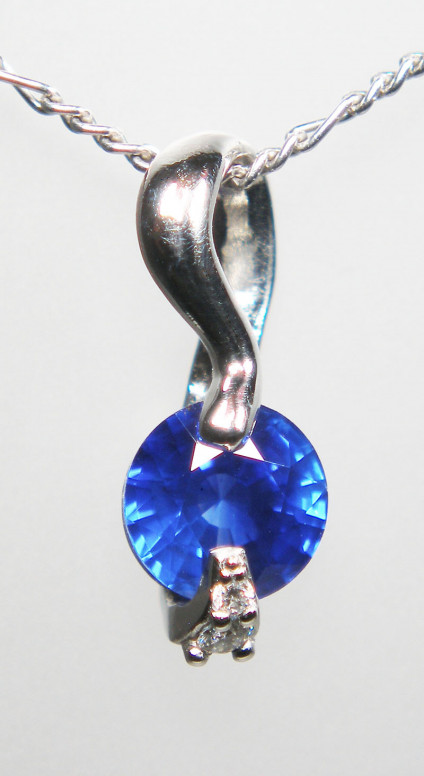 Sapphire & diamond pendant in platinum - 0.85ct round brilliant cut natural cornflower blue sapphire set with 1.5mm & 1mm round brilliant cut natural diamonds in E/F colour VS clarity, mounted in a platinum pendant. The pendant is suspended from a 16-18” adjustable platinum filed trace chain.