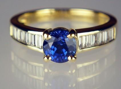 Sapphire & baguette cut diamond ring in 18ct yellow gold - Sparkling and beautiful 1.31ct round cut sapphire set with 0.47ct of baguette cut diamonds in 18ct yellow gold ring