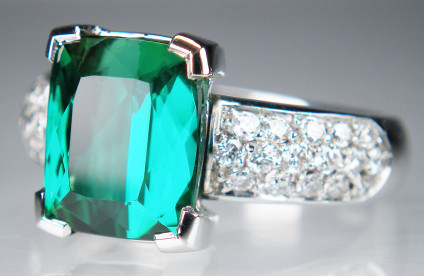 Sea green tourmaline & diamond ring in white gold - 4.72ct rectangular cushion cut tourmaline in a beautiful sea green colour mounted in a ring with pave set diamond shoulders. Total diamond weight 0.55ct. The ring is made of 18ct white gold.