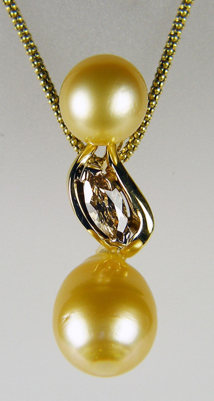 Golden pearl & brown diamond pendant - Golden pearls set with brown diamond in 18ct yellow gold