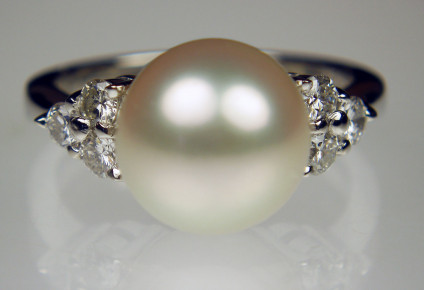 Southsea pearl & diamond ring in platinum - Lovely 10mm Southsea pearl set with 0.41ct G/VS diamonds in platinum ring 