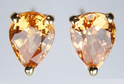Mandarin garnet eartsuds in 18ct yellow gold - 2.25ct pear cut pair of beautiful mandarin garnets, also known as spessartine garnet, claw set in 18ct yellow gold. The earstuds are 8x5mm.