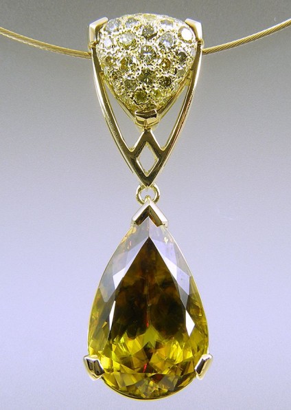 Sphene & golden diamond pendant in gold - Lady’s pendant in 18 carat yellow gold set with a 17.82ct pear cut sphene from Burma, and 1.4ct natural yellow diamonds.