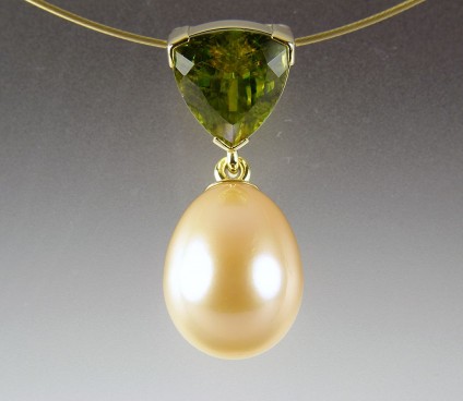 Sphene & pearl pendant in gold - Sphene and peach coloured pearl pendant in 18ct yellow gold.