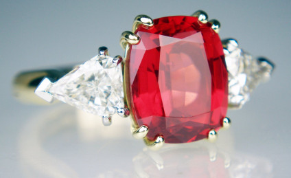 Red spinel & diamond ring - Exceptional quality 5.07ct cushion cut red spinel set with 1.40ct kite cut diamonds F/G colour SI1/VS2 clarity mounted in 14ct yellow gold and platinum on a Fingermate expanding shank