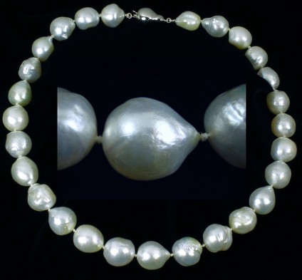 South Sea pearl necklace with 18ct gold clasp - Exceptional quality baroque south sea cultured pearl necklace with 18ct white gold clasp. Pearls 13-15mm in diameter.
