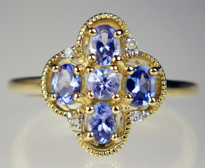 Tanzanite & diamond ring in 9ct yellow gold - Pretty tanzanite & diamond ring in 9ct yellow gold. Gemset head 13x12mm.