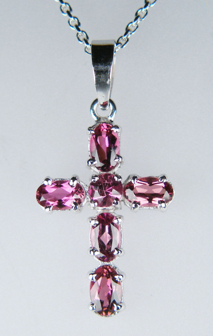 Pink tourmaline cross in 14ct white gold - Six pink tourmalines set in 14ct white gold cross measuring 28mm long and 12mm wide.