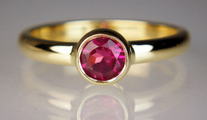 Tourmaline ring in 18ct yellow gold - Deep pinkish red 0.42ct tourmaline round, rubover set in 18ct yellow gold ring