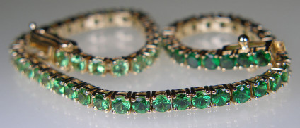 Tsavorite garnet bracelet in 18ct yellow gold - Pretty bracelet in shaded light to dark green tsavorite garnets with 4.74ct of matched round cut tsavorites claw set in 18ct yellow gold. The bracelet has a double safety clasp feature.