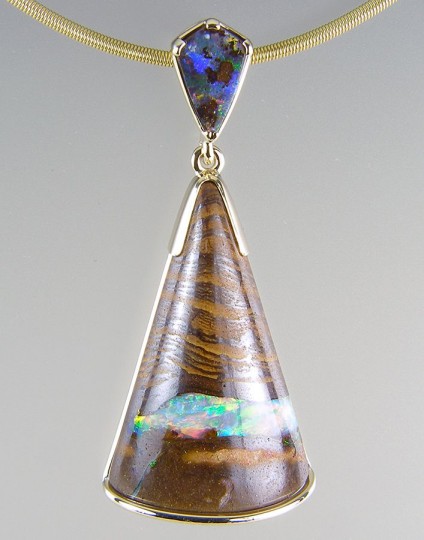 Boulder opal pendant in gold - Boulder opal pendant in 9ct yellow gold.