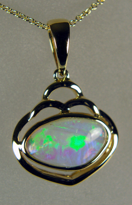Opal pendant in 14ct yellow gold - 0.68ct oval cabochon opal set in 14ct yellow gold and suspended from an 18ct yellow gold fine trace chain