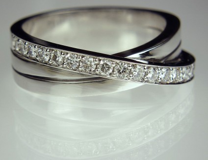 White gold & diamond ring - Diamond cross over ring set with 0.4ct of white diamonds in 18 carat white gold. 